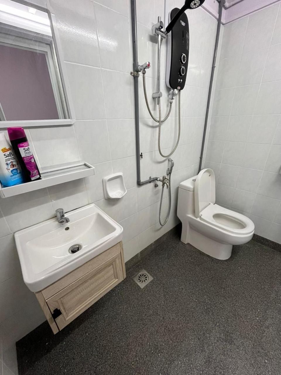 Mersingfirstfloor丰盛港二楼民宿 Bagian luar foto